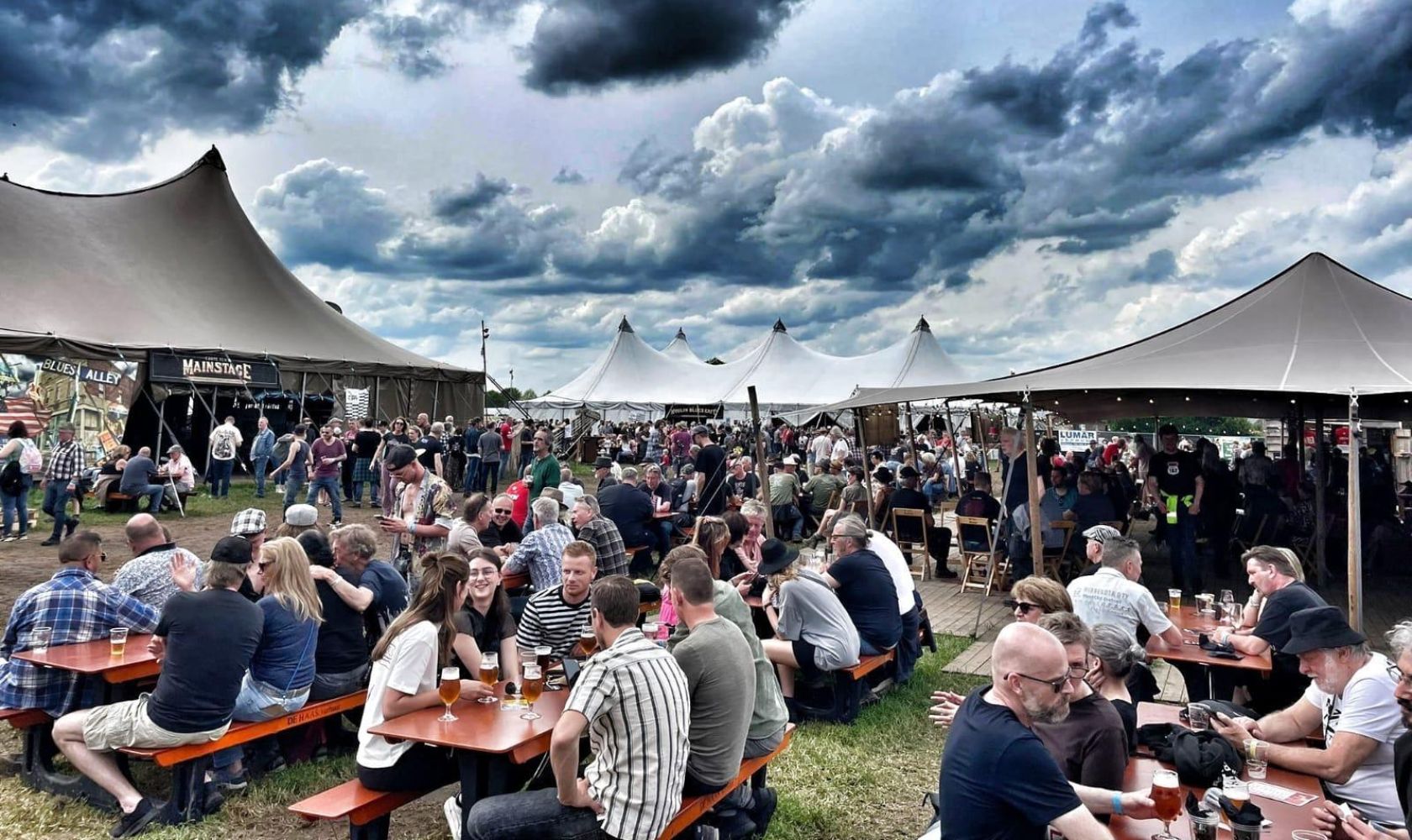 Moulin Blues festivalterrein met bezoekers en op de achtergrond festivaltenten