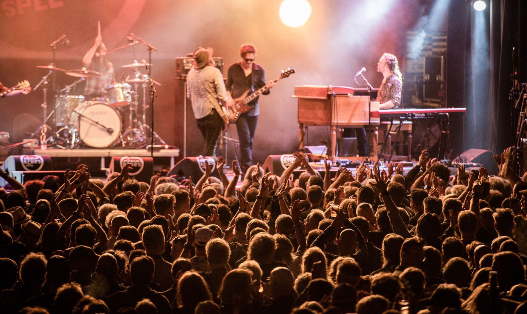 Een optreden van Robert Jon & the Wreck op het Moulin Blues mainstage