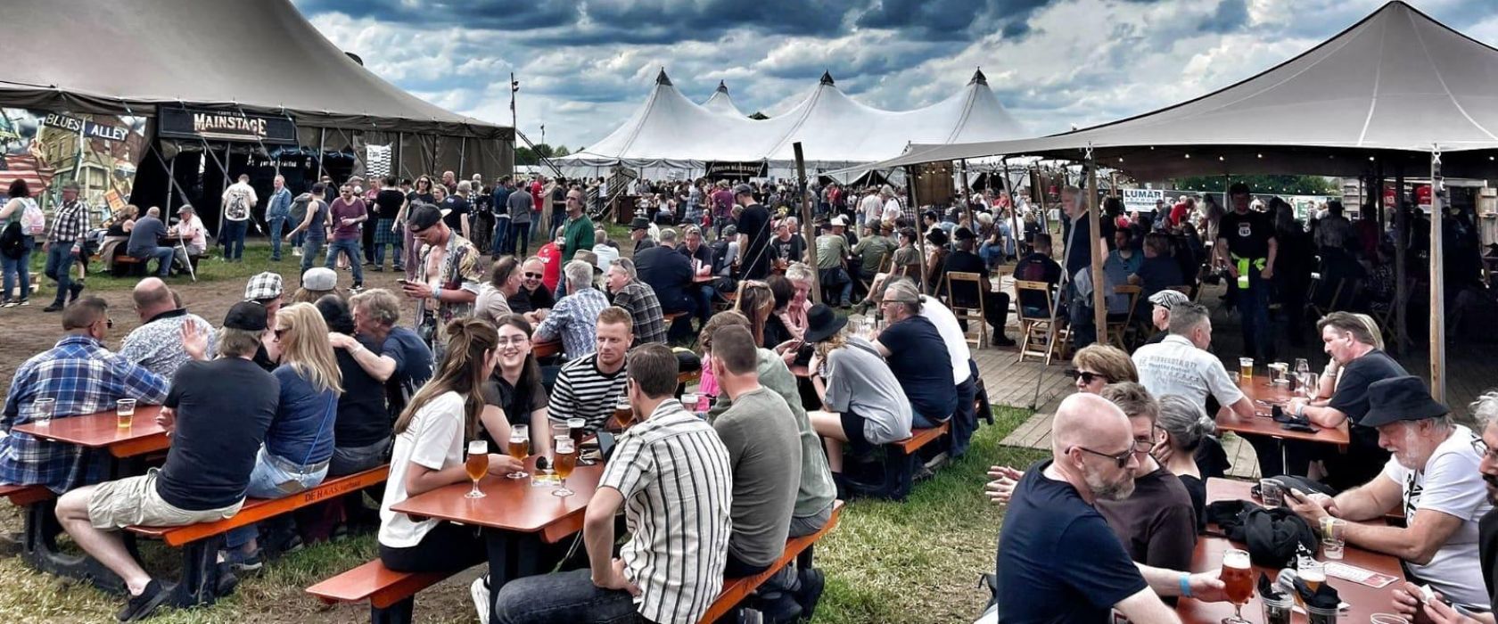 Moulin Blues festivalterrein met bezoekers en op de achtergrond festivaltenten