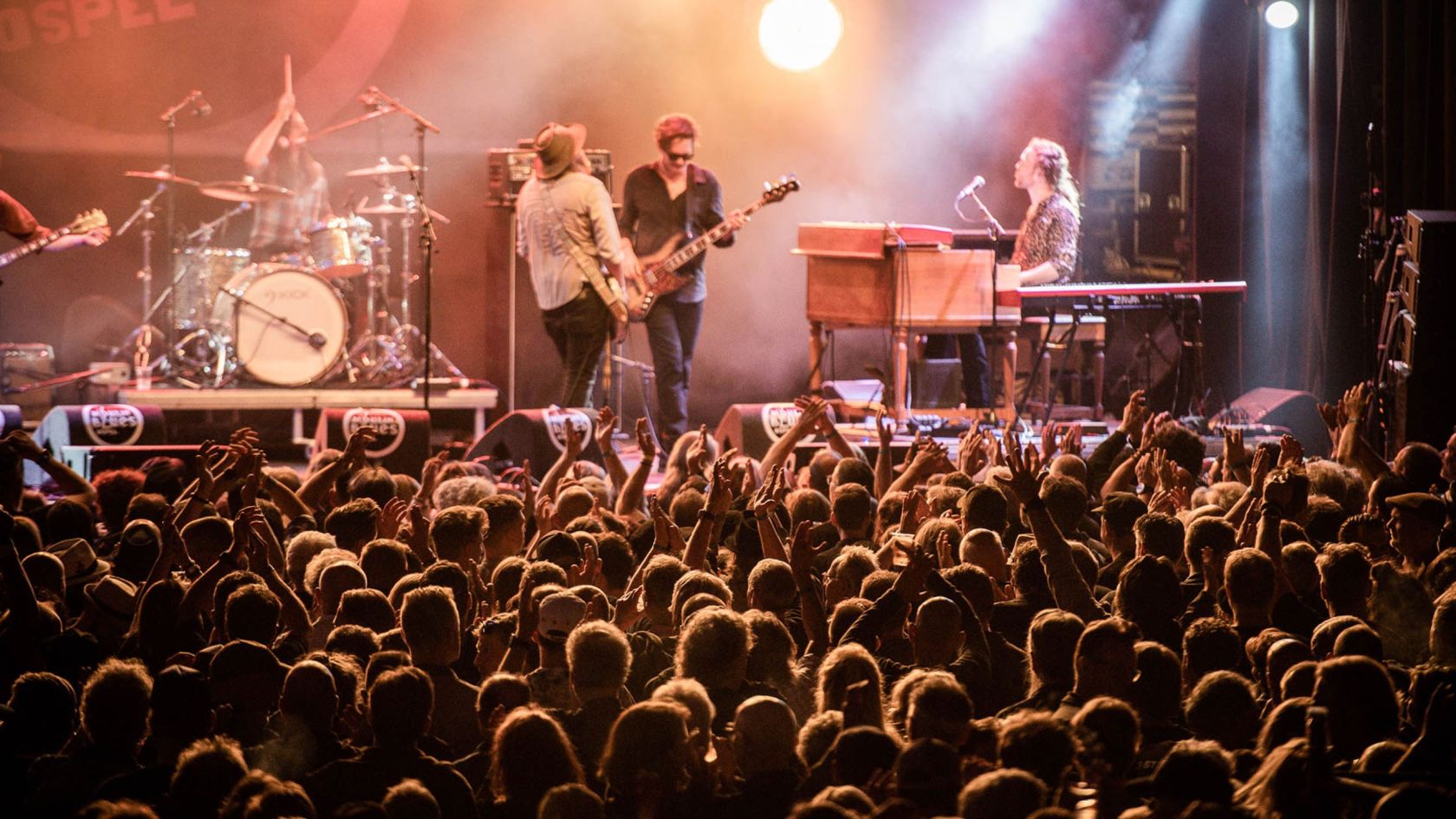 Een optreden van Robert Jon & the Wreck op het Moulin Blues mainstage