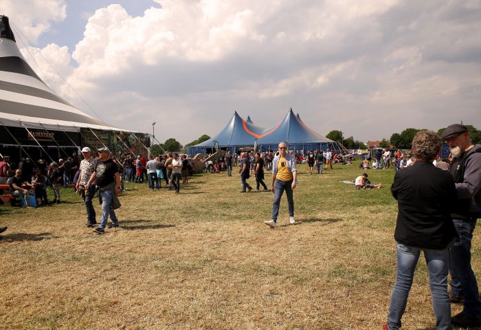 Festivalterrein met bezoekers tijdens Moulin Blues in 2022